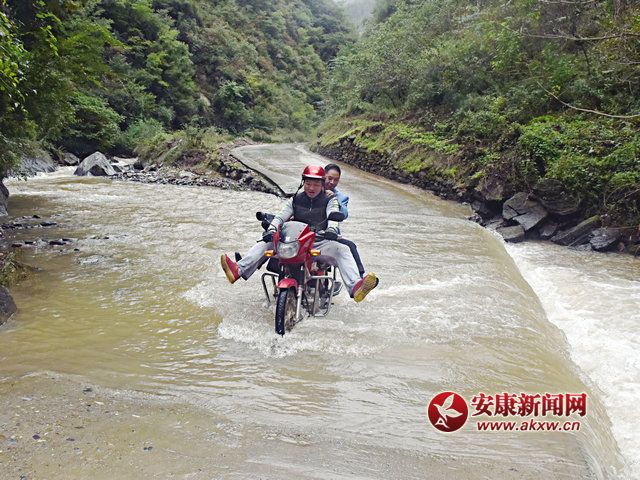 騎摩托過河6.jpg