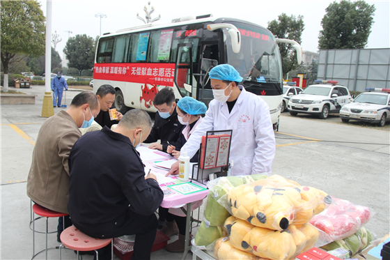 人民警察一心為民，捋袖捐血鐵血柔情——安康市公安局積極開展冬季獻(xiàn)血活動(dòng)