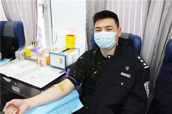 人民警察一心為民，捋袖捐血鐵血柔情——安康市公安局積極開展冬季獻(xiàn)血活動(dòng)