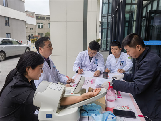 一“臂”之力，踐行醫(yī)者擔(dān)當(dāng)——安康市中心血站聯(lián)合漢濱區(qū)第三人民醫(yī)院開展無償獻(xiàn)血活動(dòng)