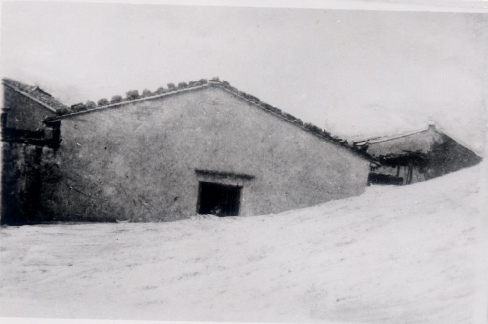 昔日的東山島風沙掩埋部分村民村舍（資料照片）。
